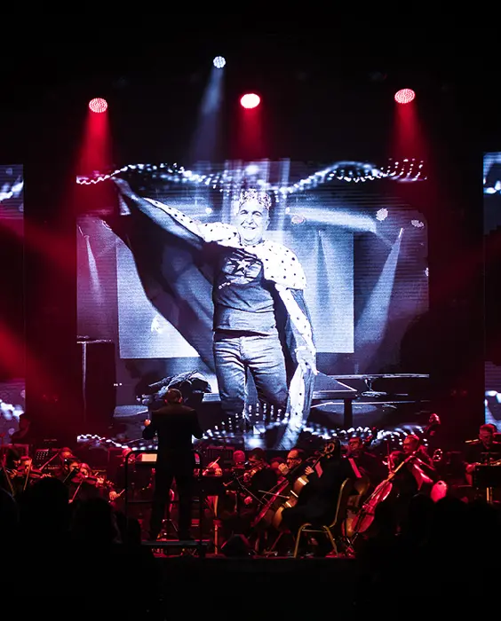 depeche_note_sk_cropped Pódium osvětlené během symfonického koncertu